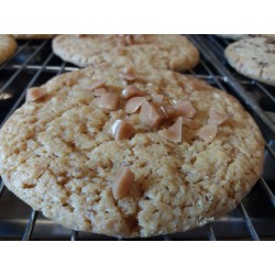 Maxi cookie au caramel et éclats de noisettes pralinées