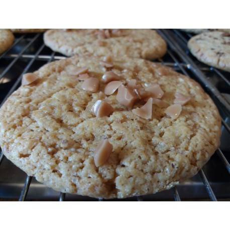 Cookie au caramel et éclats de noisettes pralinées